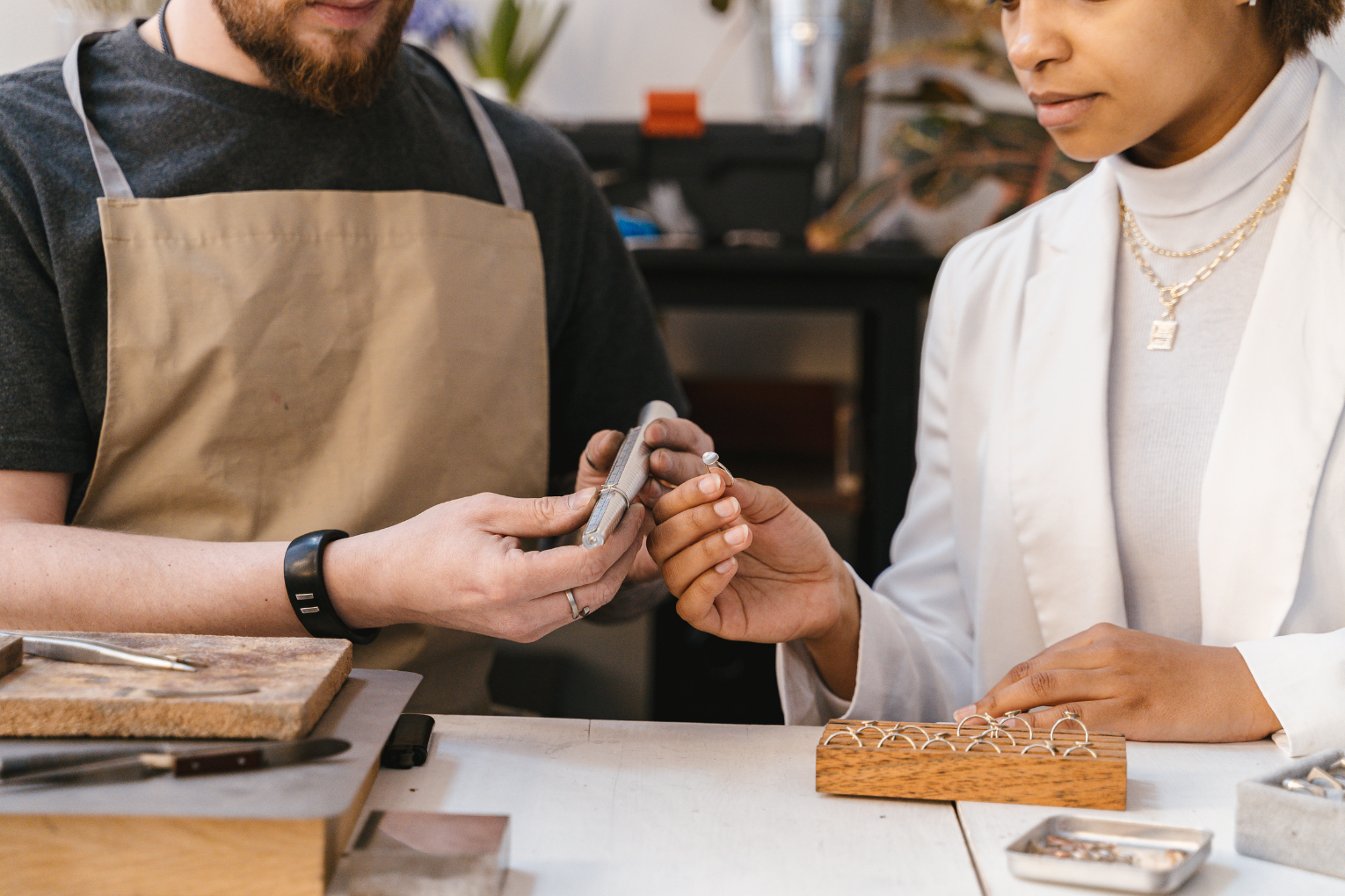 Why Does Jewelry Turn Skin Green? The Truth About Gold Plating & Tarnish