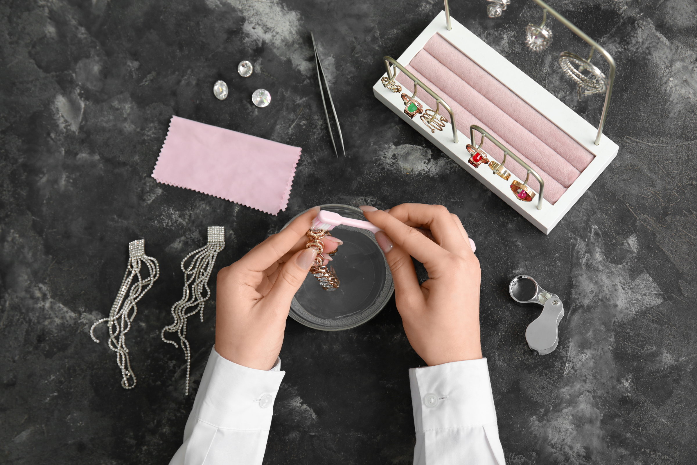 Can I Shower With It? The Honest Guide to Keeping Your Gold Jewelry Shiny for Years | ÉLARAMUSE