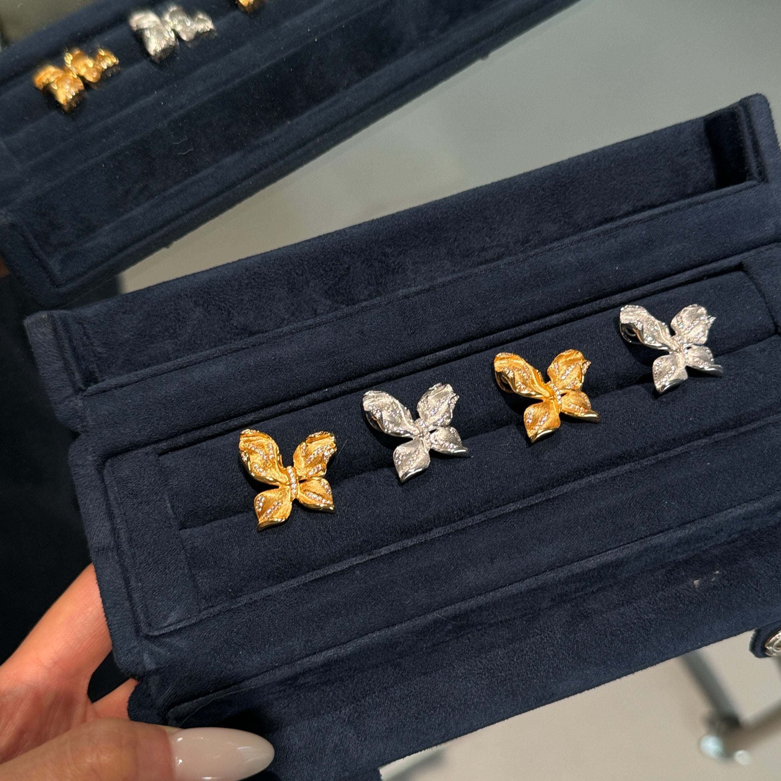 Brushed Gold Flower Pendant Necklace — 925 Silver Gold Plated | Asymmetrical Three-Petal Wild Lily | Gradient Diamond Pavé | Matte & Polished Finish | ÉLARAMUSE