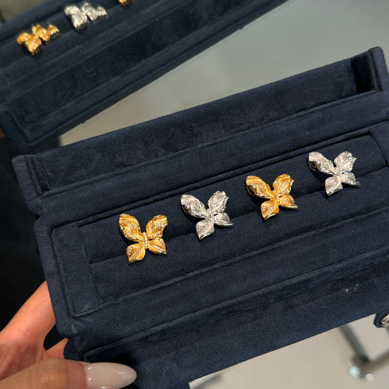 Brushed Gold Flower Pendant Necklace — 925 Silver Gold Plated | Asymmetrical Three-Petal Wild Lily | Gradient Diamond Pavé | Matte & Polished Finish | ÉLARAMUSE