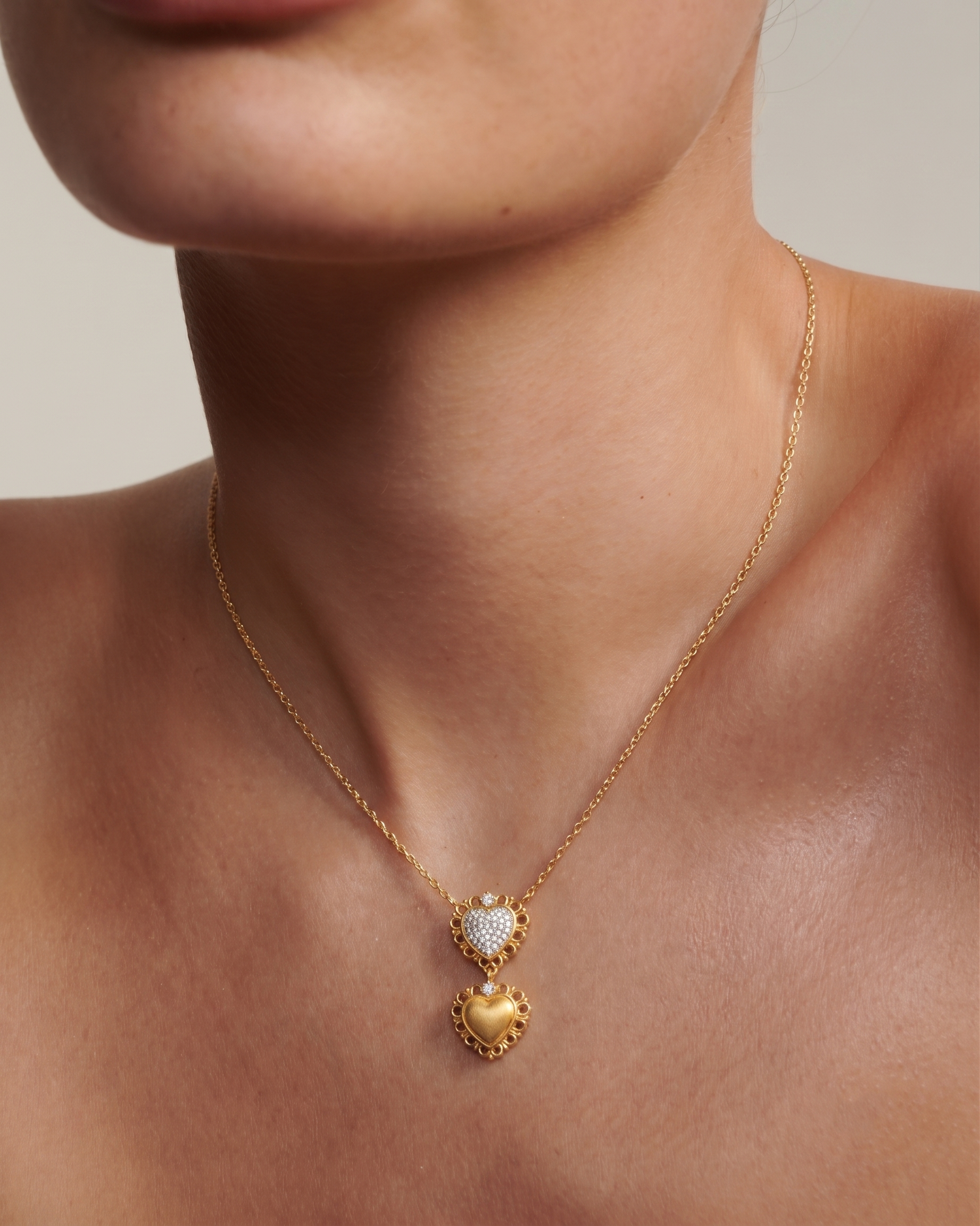 Double Heart Gold Pendant Necklace flat lay detail — full 45+5cm adjustable chain, lobster clasp, symmetrical hollow heart chain accents, dual heart pendant showing scalloped vintage lace-edge silhouette, 6.16g